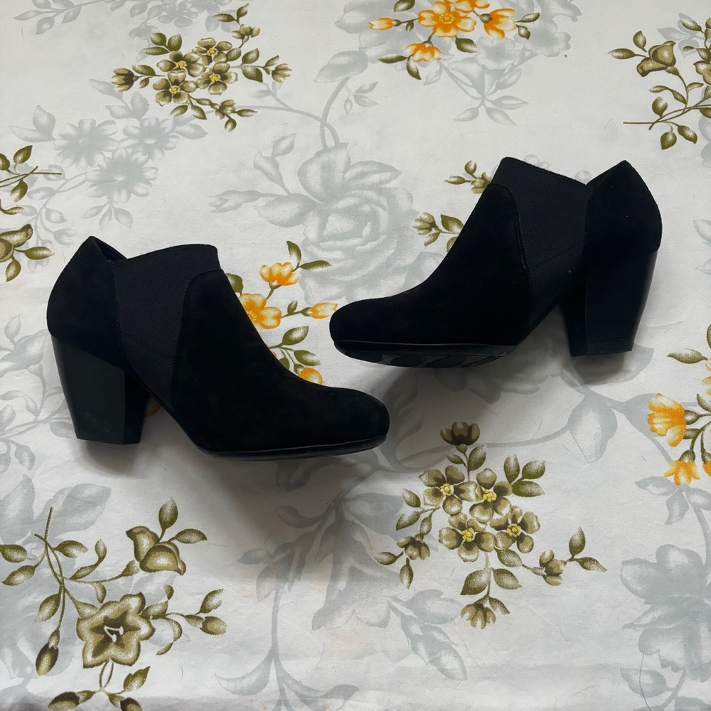 Vaneli Size 7.5 Black Heeled Booties